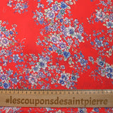 Satin polyester imprimé fleurs pastel fond rouge