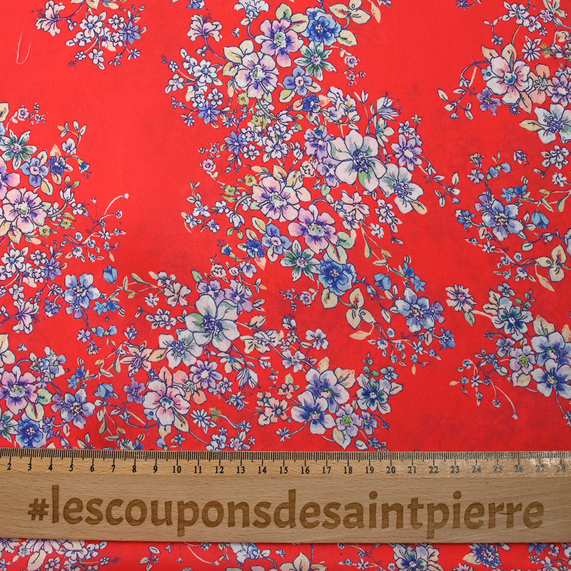 Satin polyester imprimé fleurs pastel fond rouge