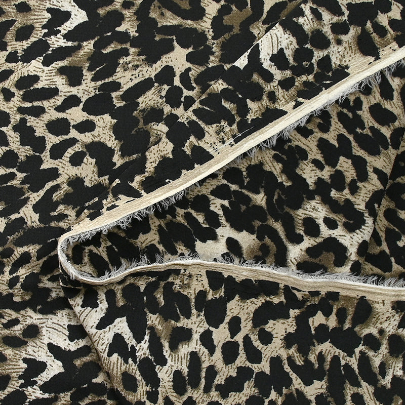 Crêpe satin de polyester imprimé léopard taupe et grège