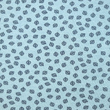 Punto de algodón estampado hojas fondo azul cielo