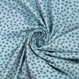 Punto de algodón estampado hojas fondo azul cielo