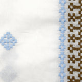 Voile de coton brodé frise marron et ciel fond blanc