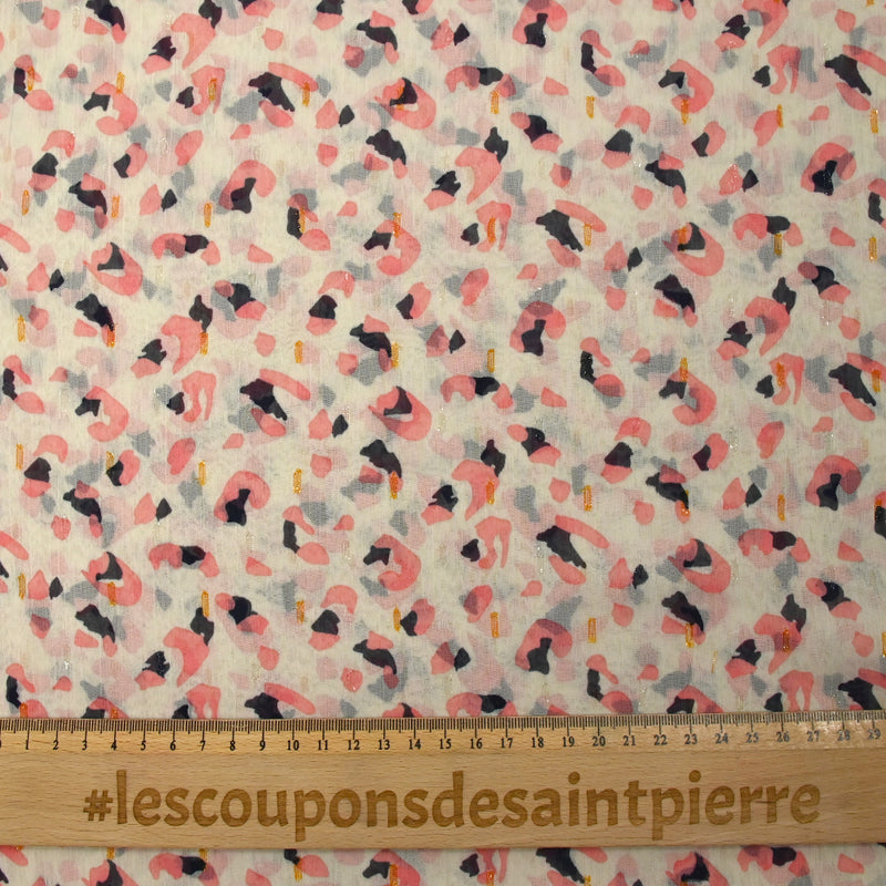 Mousseline crinkle imprimée plumetis léopard rose fond écru