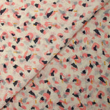 Mousseline crinkle imprimée plumetis léopard rose fond écru