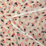 Mousseline crinkle imprimée plumetis léopard rose fond écru