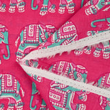 Algodón indio estampado con elefante turquesa y fondo rosa.