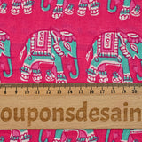 Algodón indio estampado con elefante turquesa y fondo rosa.