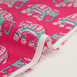 Algodón indio estampado con elefante turquesa y fondo rosa.