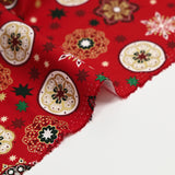 Popeline de coton imprimée médaillons et flocons de Noël fond rouge