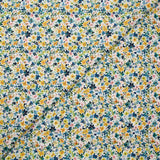 Vaso de algodón con estampado digital de pequeñas flores de acuarela amarillas y azules sobre fondo blanco