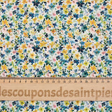 Vaso de algodón con estampado digital de pequeñas flores de acuarela amarillas y azules sobre fondo blanco
