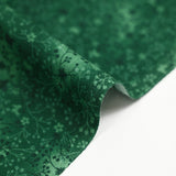 Popelina de algodón con estampado de jardines florales sobre fondo verde abeto
