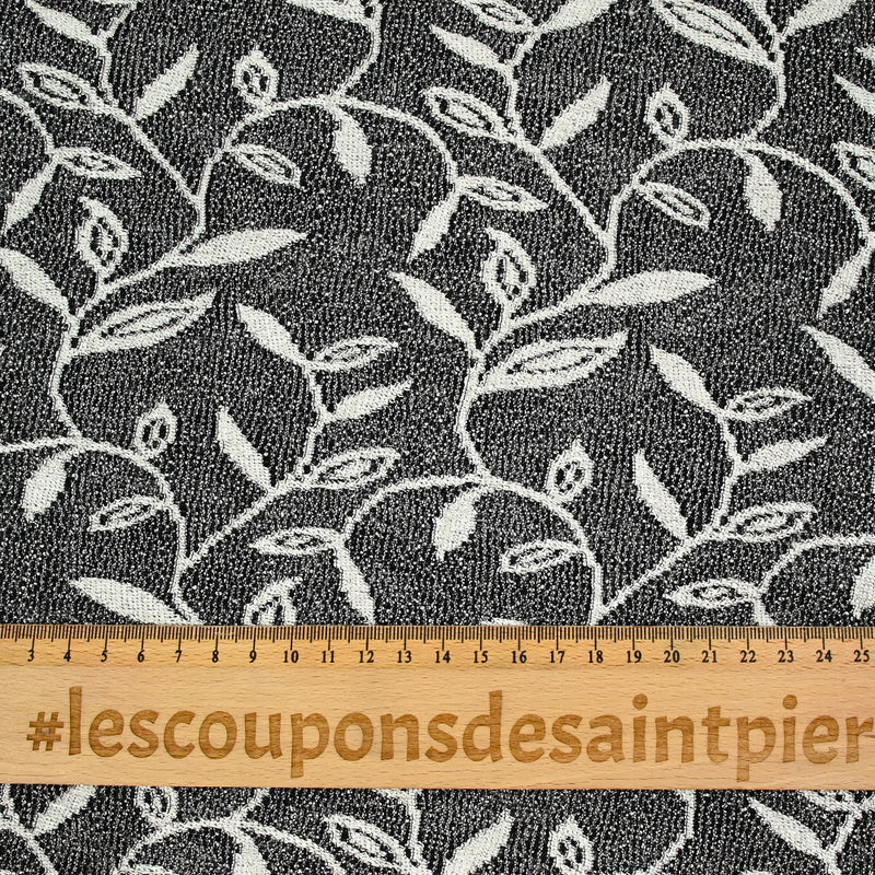 Maille dentelle ajourée motif végétal blanc fond noir