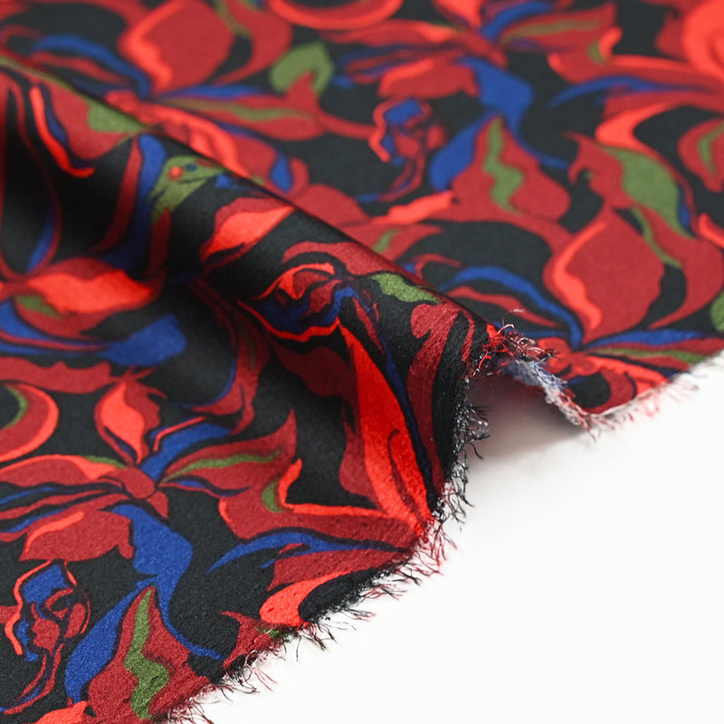 Crêpe satiné de polyester Amaryllis bordeaux et bleu marine fond noir