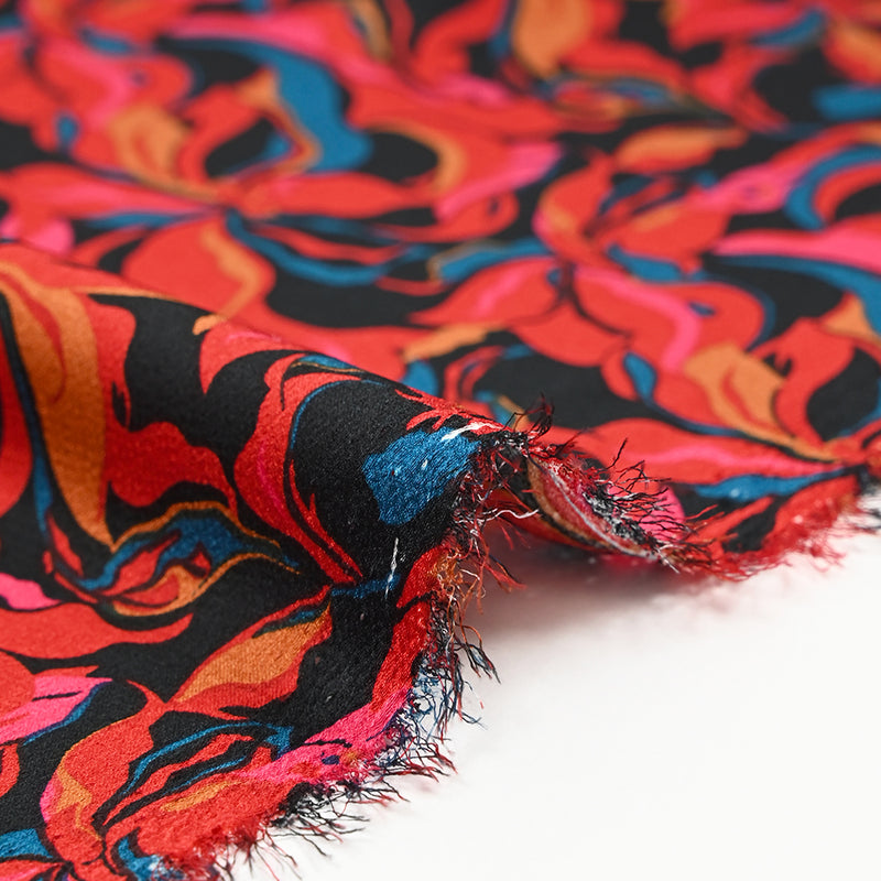 Crêpe satiné de polyester Amaryllis rouge et bleu canard fond noir