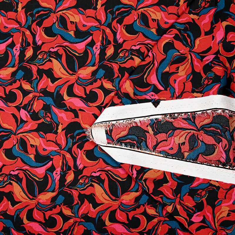 Crêpe satiné de polyester Amaryllis rouge et bleu canard fond noir