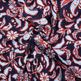 Jacquard de viscose satinée imprimée fleurs rouge et bleu ciel fond bleu