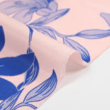 Polyviscose imprimée fleurs bicolore bleu roi fond rose pastel