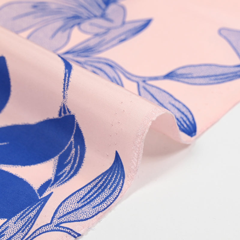 Polyviscose imprimée fleurs bicolore bleu roi fond rose pastel