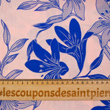 Polyviscose imprimée fleurs bicolore bleu roi fond rose pastel