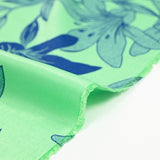 Satin polyviscose doupionné imprimé fleurs bicolore bleu fond vert