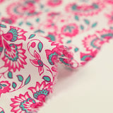 Coton indien imprimé Sandhya turquoise et rose fond blanc