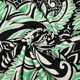 Satin de viscose imprimé jungle tribal vert et blanc fond noir