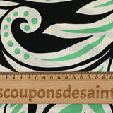 Satin de viscose imprimé jungle tribal vert et blanc fond noir