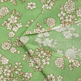 Viscosa estampada primavera blanco roto con fondo verde claro