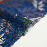 Viscose imprimée collage feuille vert et marron fond bleu roi