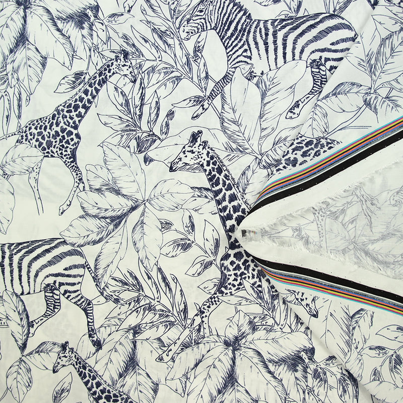 Viscose imprimée savane zèbre et girafe bleu marine fond blanc