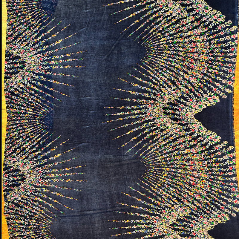 Mousseline imprimée rayon de fleurs fond marine