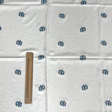 Crêpe viscosa flores bordadas fondo azul de fondo blanco fondo blanco
