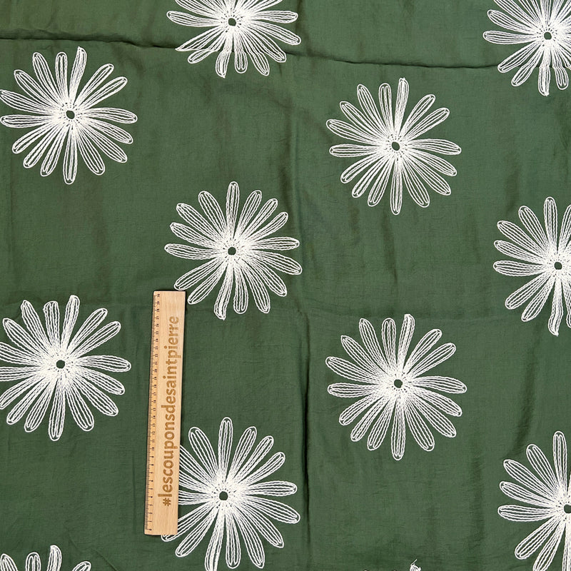 Crêpe viscose brodé marguerite fond kaki