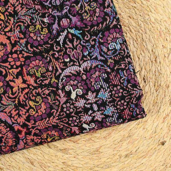 Jacquard polycoton baroque violet et corail fond noir
