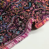 Jacquard polycoton baroque violet et corail fond noir