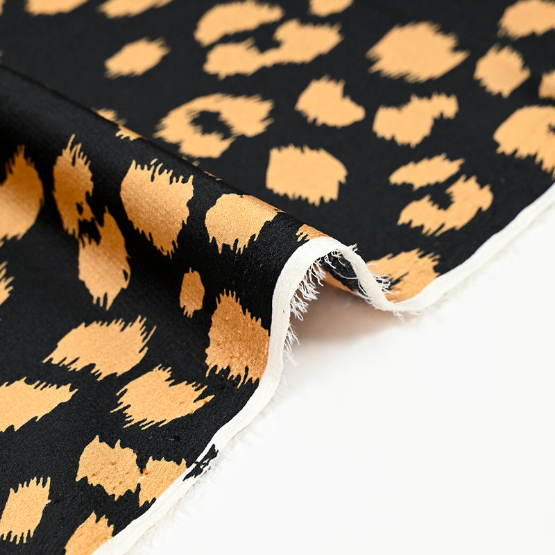 Crêpe satiné de polyester sauvage mordoré fond noir