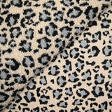 Fausse fourrure léopard gris fond beige