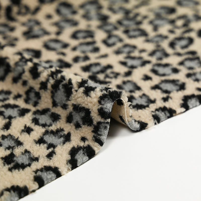Fausse fourrure léopard gris fond beige