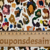 Short-sleeved velvet jersey with multicolored leopard print and white background