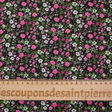 Prado de voile de algodón con estampado digital de pequeñas flores fucsia y verde manzana sobre fondo negro