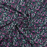 Vaso de algodón estampado digital prado de pequeñas flores rosas y verde agua sobre fondo negro