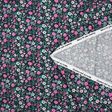 Vaso de algodón estampado digital prado de pequeñas flores rosas y verde agua sobre fondo negro