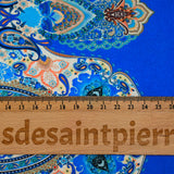 Satin polyester imprimé ornements floraux et cachemire beige fond bleu roi