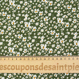 Viscosa estampada con flores blancas y amarillas, fondo caqui.