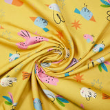 Popeline de coton imprimée oiseau rose et bleu fond jaune impérial