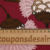 Satin polyester imprimé fleur en éventail rose fond bordeaux