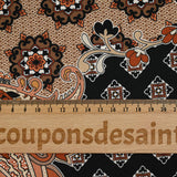 Satin polyester imprimé patchwork et cachemire marron fond noir