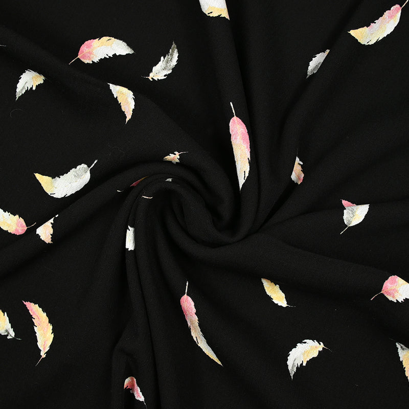 Viscose imprimée envolée de plumes fond noir