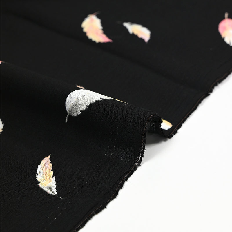 Viscose imprimée envolée de plumes fond noir